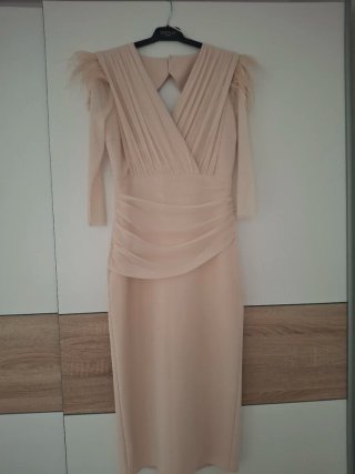 Vestido fiesta beige con plumas
