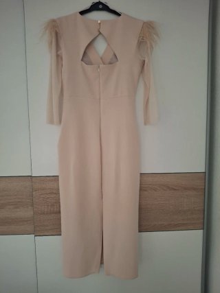 Vestido fiesta beige con plumas