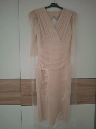 Vestido fiesta beige con plumas