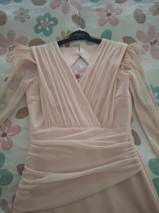 Vestido fiesta beige con plumas