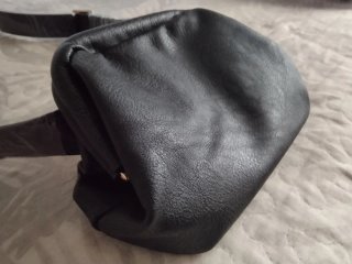 Bolso negro con cinturón