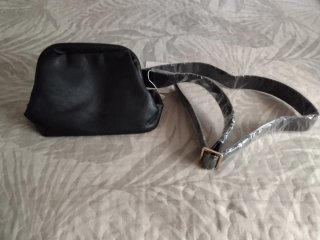 Bolso negro con cinturón