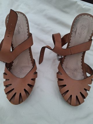 Cuñas de madera y piel