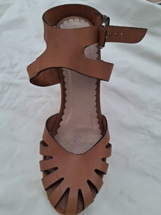 Cuñas de madera y piel
