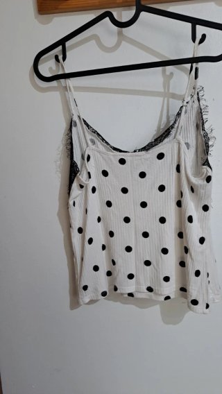 Top de lunares con encaje negro