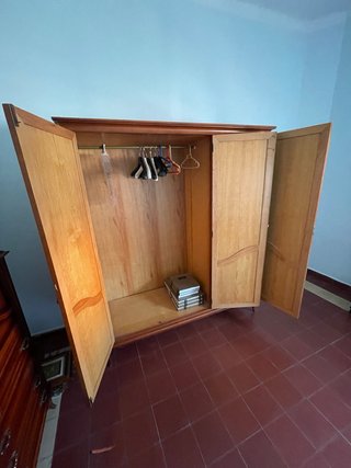 Armario de madera con cómoda