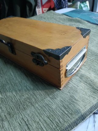 Caja de madera vintage para vinos