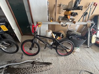 Bicicleta BMX roja y negra