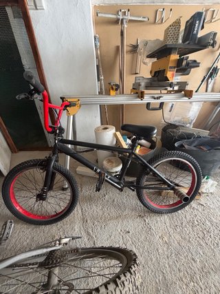 Bicicleta BMX roja y negra