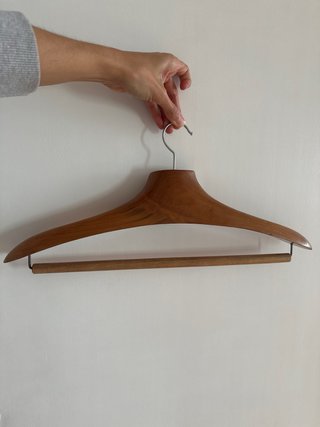 Percha de madera de sastrería