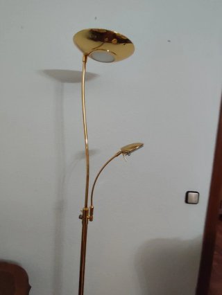 Lámpara de pie dorada de metal