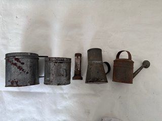 Lote: Vasos de zinc, regadera de lata y linterna