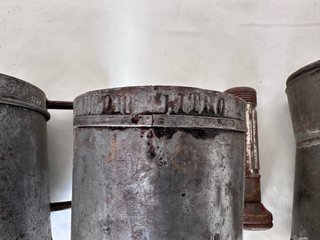 Lote: Vasos de zinc, regadera de lata y linterna