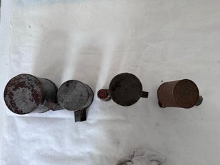 Lote: Vasos de zinc, regadera de lata y linterna