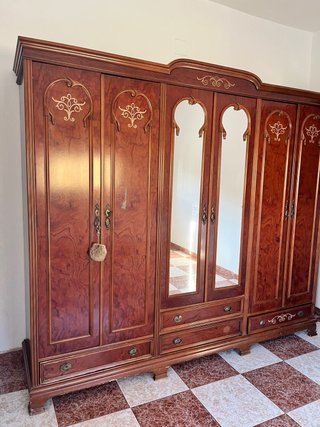 Armario de madera con 6 puertas y espejos