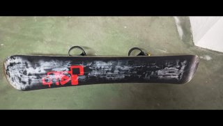 Tavola da snowboard con attacchi