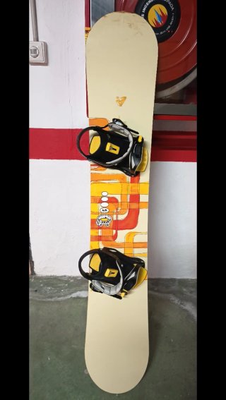 Tavola da snowboard con attacchi