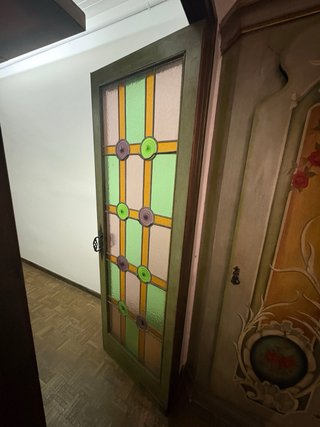 Puerta antigua con cristal decorado