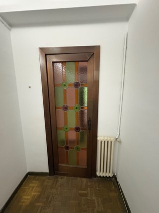 Puerta antigua con cristal decorado