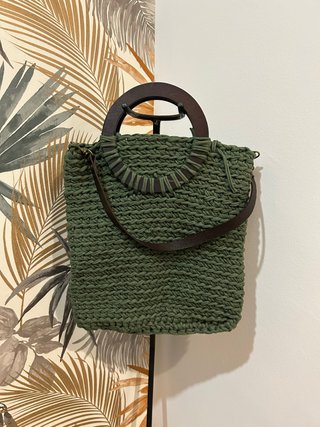 Bolso tejido a mano con asas de madera