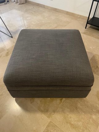 Reposapiés gris con almacenamiento