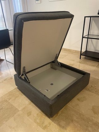 Reposapiés gris con almacenamiento