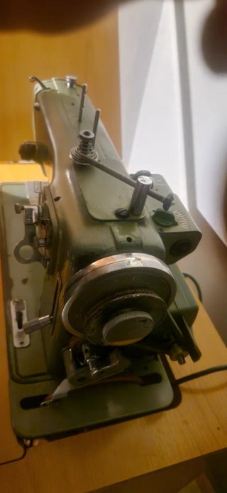 Máquina de coser Refrey con mueble