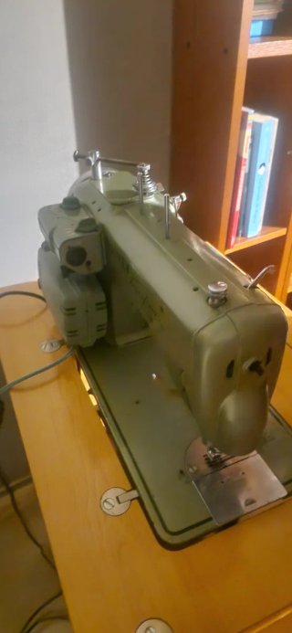 Máquina de coser Refrey con mueble