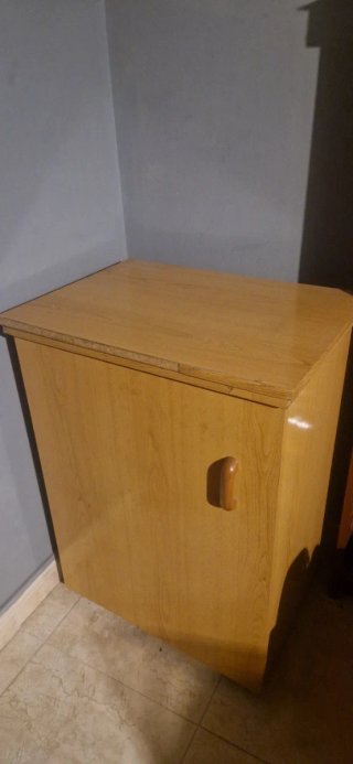 Máquina de coser Refrey con mueble