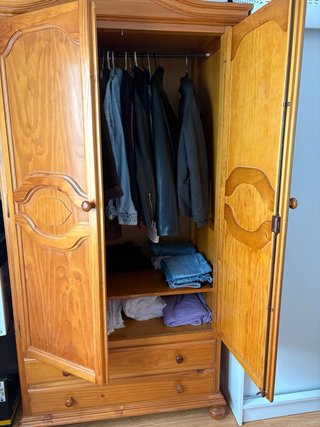 Armario de madera clásico