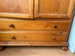 Armario de madera clásico