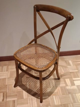 Silla estilo Thonet de madera y rejilla de ratán