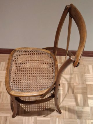 Silla estilo Thonet de madera y rejilla de ratán