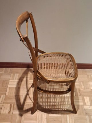 Silla estilo Thonet de madera y rejilla de ratán