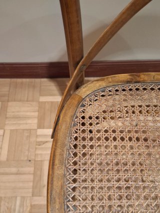 Silla estilo Thonet de madera y rejilla de ratán
