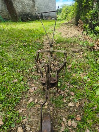 Cultivador aporcador antiguo con rueda