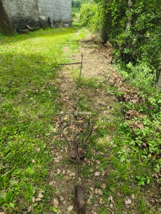 Cultivador aporcador antiguo con rueda
