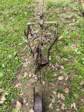 Cultivador aporcador antiguo con rueda