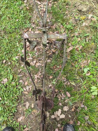 Cultivador aporcador antiguo con rueda