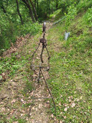 Cultivador aporcador antiguo con rueda