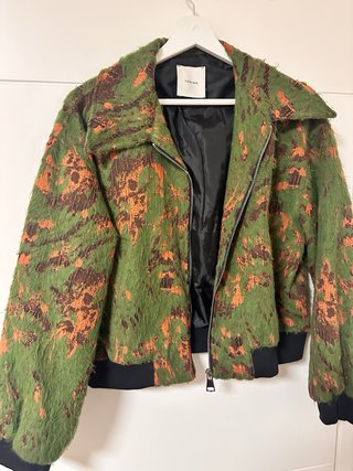 Conjunto LUMINA cazadora y falda verde/naranja