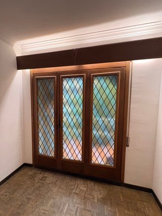 Puerta de madera con cristales de colores