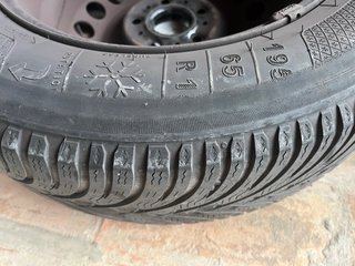 Neumáticos con llantas casi nuevos