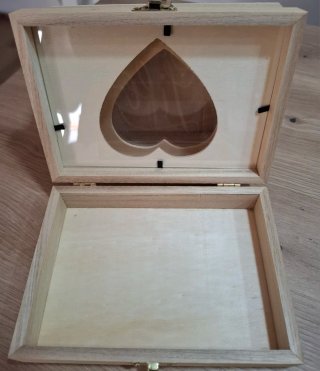 Caja de madera con ventana corazón