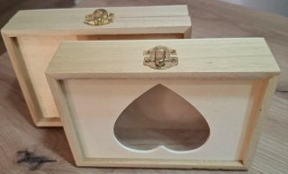 Caja de madera con ventana corazón