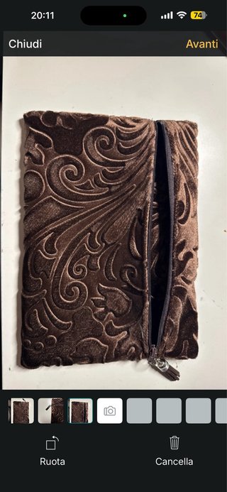 Pochette marrone con zip e nappina martone