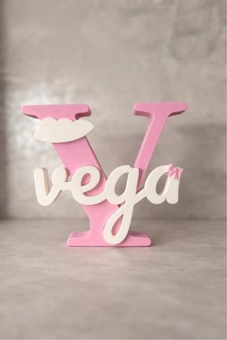 Letra V decorativa 'Vega' rosa y blanca