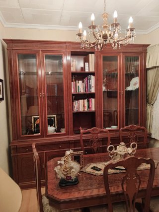 Mueble de salón de madera oscura