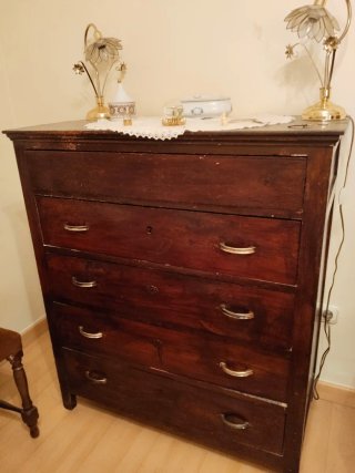 Cómoda de madera oscura