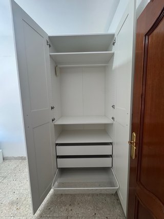 Armario IKEA gris madera